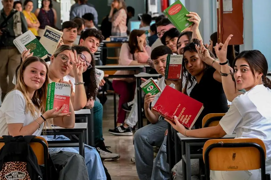 Gli studenti dell\\'Istituto Mario Pagano di Napoli impegnati nell\\'esame di maturit\\u00E0 2024 , ANSA