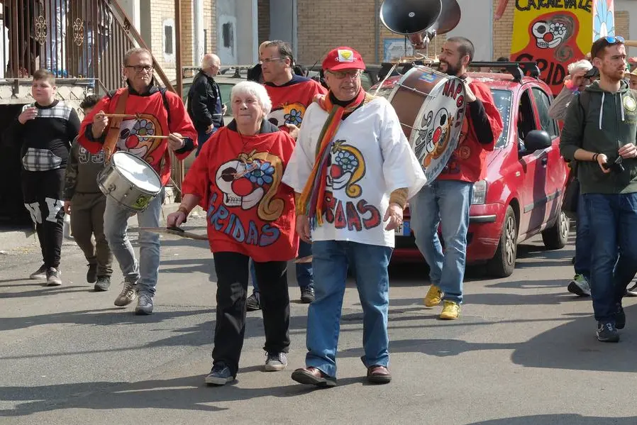 Napoli, Scampia - Carnevale del Gridas, Mirella La Magna durante la sfilata con gli attivisti dell\\'associazione.