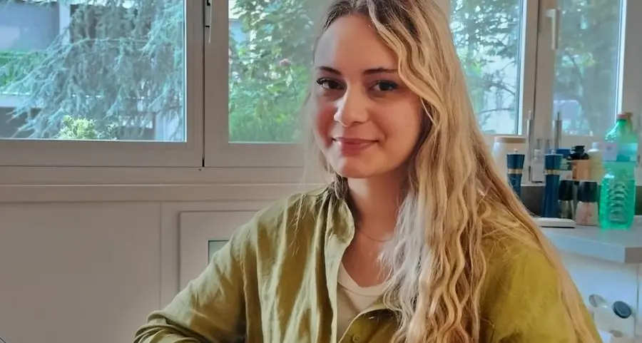 In Italia mancano gli infermieri: ma c'è chi ci crede ancora, come Hena, 19 anni, volontaria in ambulanza e futura studentessa di scienze infermieristiche