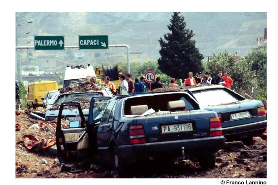 La foto realizzata da Franco Lannino il primo fotoreporter dell\\'ANSA giunto sul luogo della strage dove morirono il giudice Giovanni Falcone, la moglie Francesca Morvillo, anche lei magistrato e gli agenti di scorta, Vito Schifani, Rocco Dicillo e Antonio Montinaro e dove rimasero ferite 23 persone, fra le quali gli agenti Paolo Capuzza, Angelo Corbo, Gaspare Cervello e l\\'autista giudiziario Giuseppe Costanza , ANSA