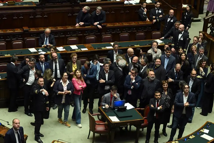 I deputati delle opposizioni occupano i banchi del Governo durante la Conversione in Legge del Decreto Sicurezza alla Camera dei Deputati Roma, 21 aprile 2026 ANSA/FABIO CIMAGLIA , ANSA