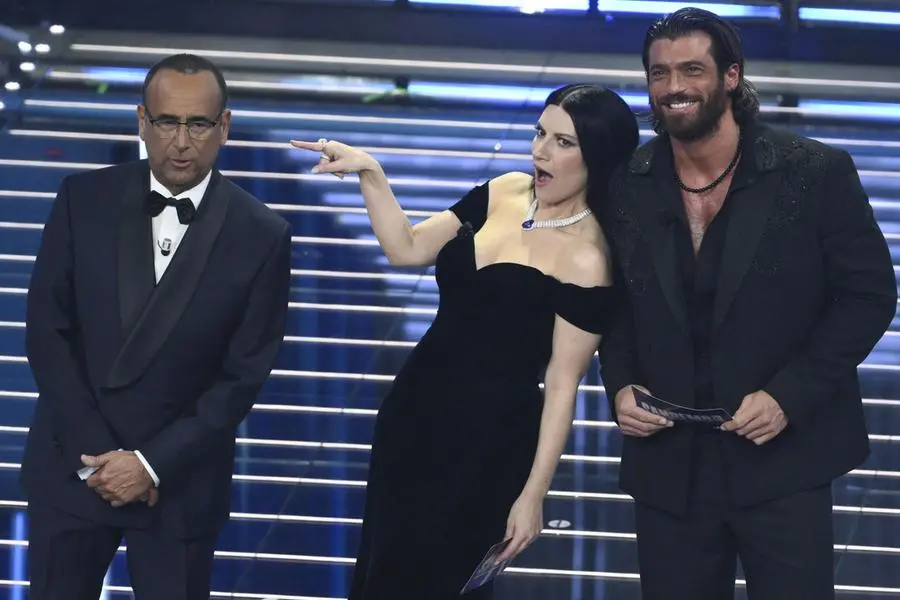 Carlo Conti, Laura Pausini e Can Yaman sul palco dell\\'Ariston per la prima serata di Sanremo , ANSA