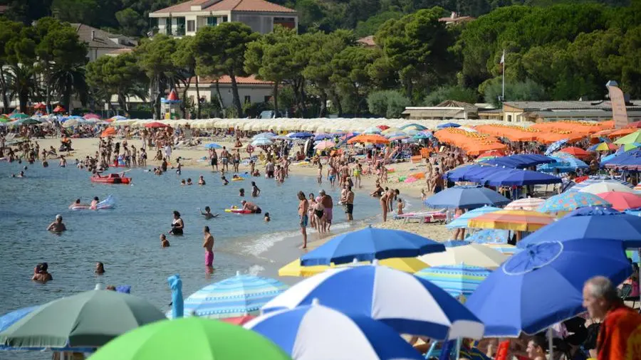 In spiaggia si possono sempre portare cibo e borsa frigo. Ecco cosa dice la legge