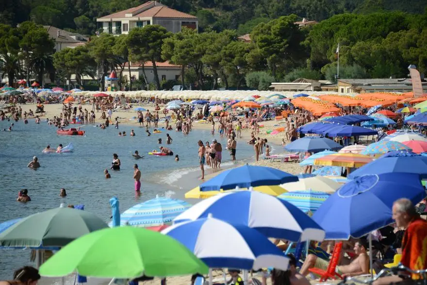 Una spiaggia italiana affollata , ANSA