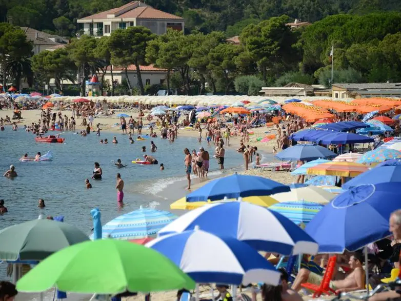 In spiaggia si possono sempre portare cibo e borsa frigo. Ecco cosa dice la legge