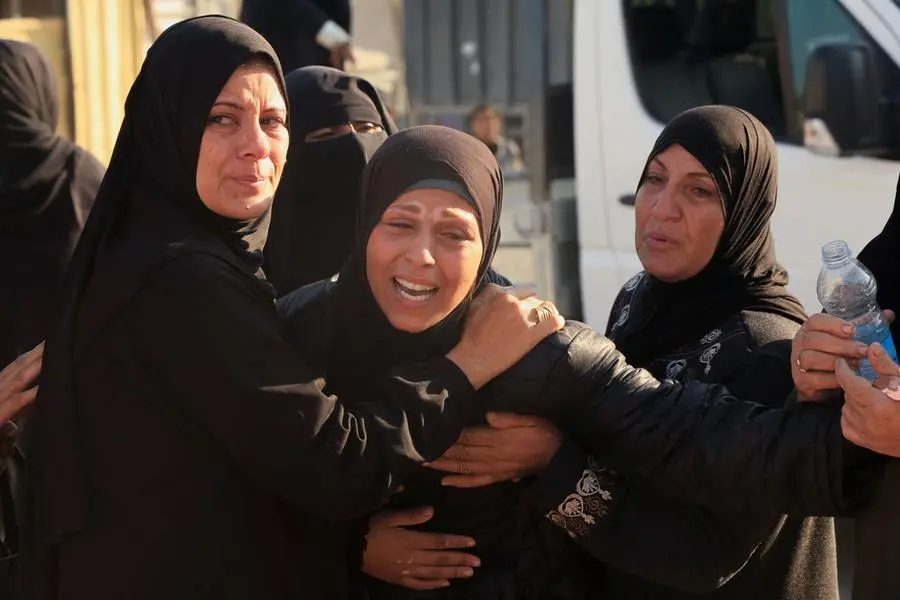 Il funerale dei palestinesi che, secondo i medici, sono stati uccisi mercoledì durante l'attacco israeliano a Khan Younis, nella Sud di Gaza