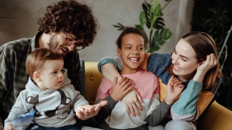 Gli stranieri ci tengono a galla: la demografia italiana si salva grazie all'immigrazione