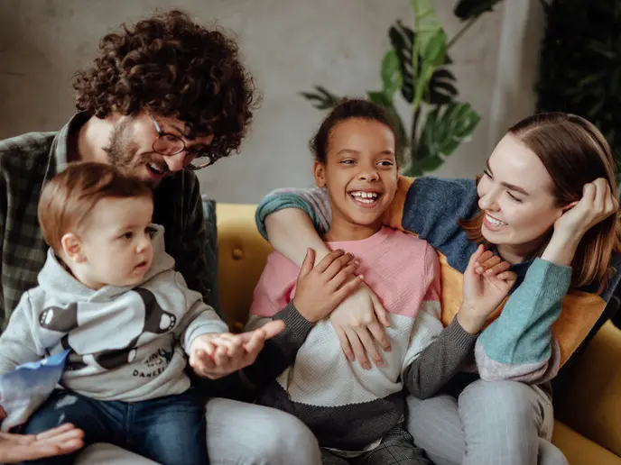 Gli stranieri ci tengono a galla: la demografia italiana si salva grazie all'immigrazione