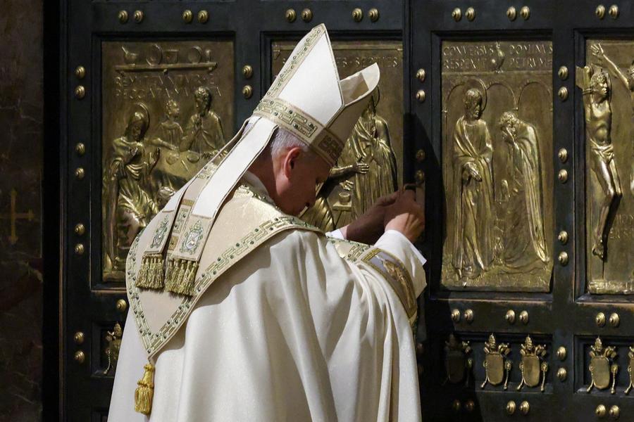The Pope closes the Holy Door: «A new world begins, no to delusions of omnipotence»