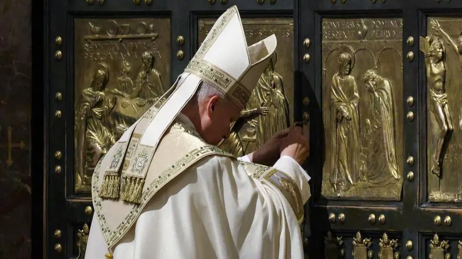 Il Papa chiude la Porta Santa: «Un mondo nuovo inizia, no a deliri di onnipotenza»