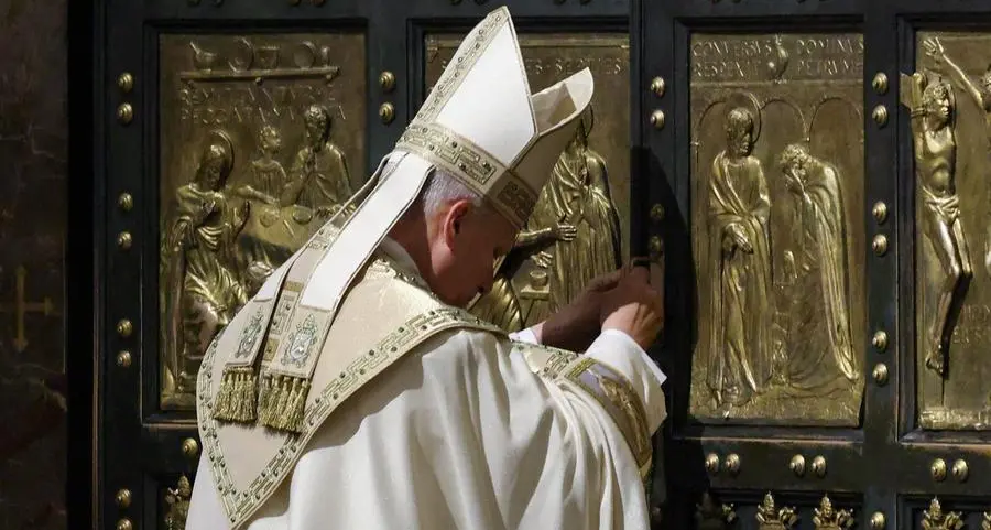 Il Papa chiude la Porta Santa: «Un mondo nuovo inizia, no a deliri di onnipotenza»