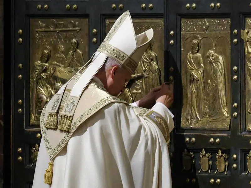Il Papa chiude la Porta Santa: «Un mondo nuovo inizia, no a deliri di onnipotenza»