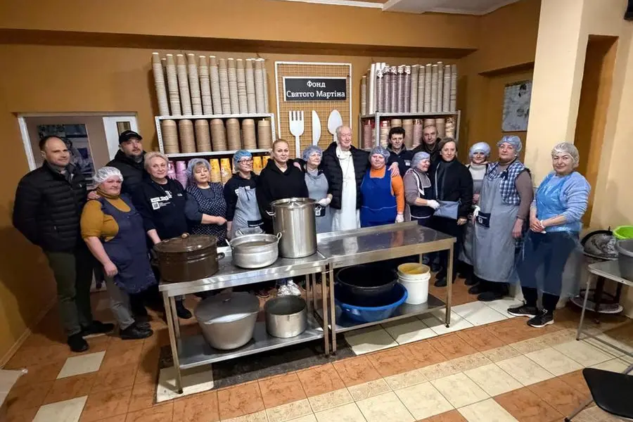 Il cardinale Radcliffe con i domenicani e i volontari nella mensa di Kherson, realizzata nel 2023 dal Centro domenicano San Martino de Porres di Fastiv