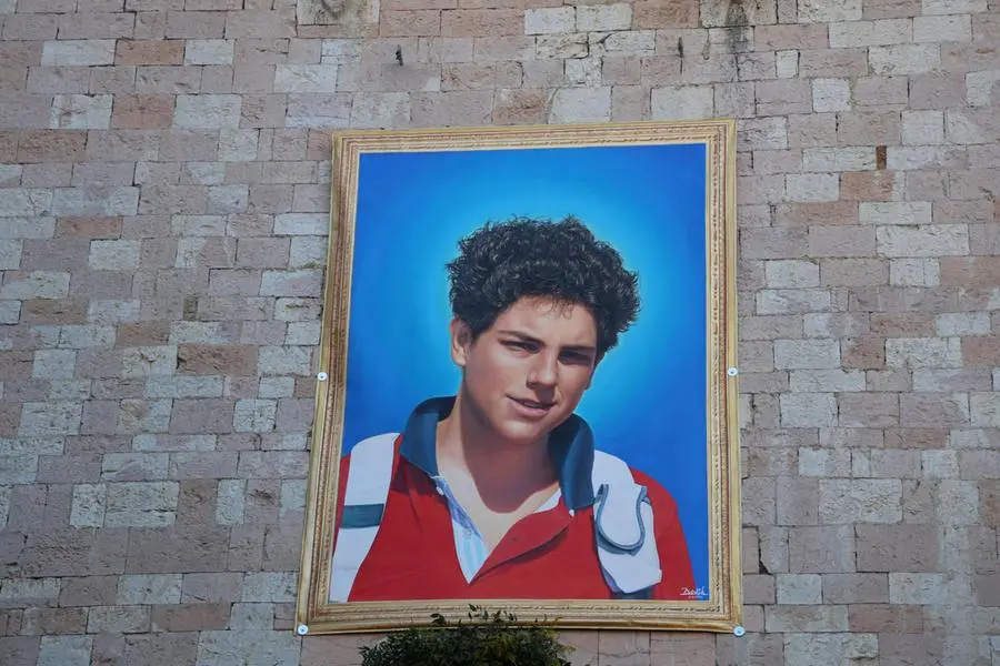 L\\'immagine di San Carlo Acutis esposta ad Assisi durante la canonizzazione , ANSA