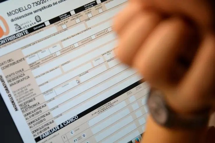 Il modello 730 per la denuncia dei redditi , ANSA