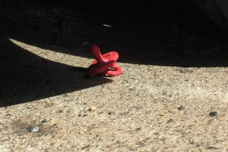 Un ciuccio trovato sul luogo dove una donna si \\u00E8 gettata dalla finestra con i figli a Catanzaro , ANSA