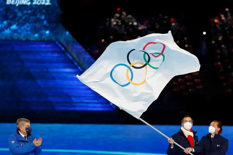 epa09774125 Milan Mayor Giuseppe Sala and his Cortina d’Ampezzo counterpart Gianpietro Ghedina wave the Olympic Flag next to International Olympic Committee (IOC) President Thomas Bach (L) during the Closing Ceremony for the Beijing 2022 Olympic Games at the National Stadium, also known as Bird's Nest, in Beijing China, 20 February 2022. EPA/ROMAN PILIPEY