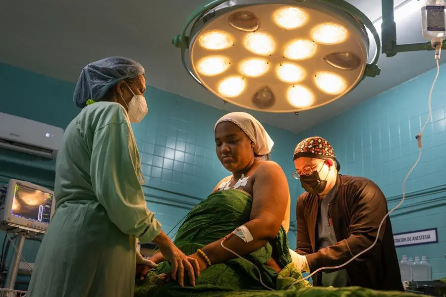 Medici al lavoro con lampade d\\'emergenza nel\\u2019Hospital Docente Ginecobst\\u00E9trico \\u201CRam\\u00F3n Gonz\\u00E1les Coro\\u201D di L\\u2019Avana , ALEJANDRO A RODRIGUEZ RODRIGUEZ