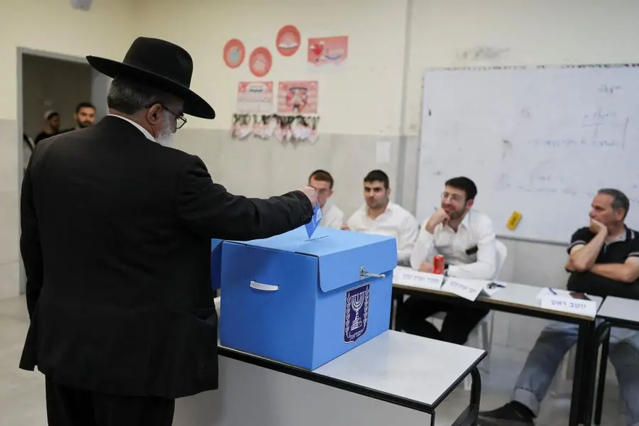 Un uomo vota in un seggio elettorale a Bnei Brak, in Israele
