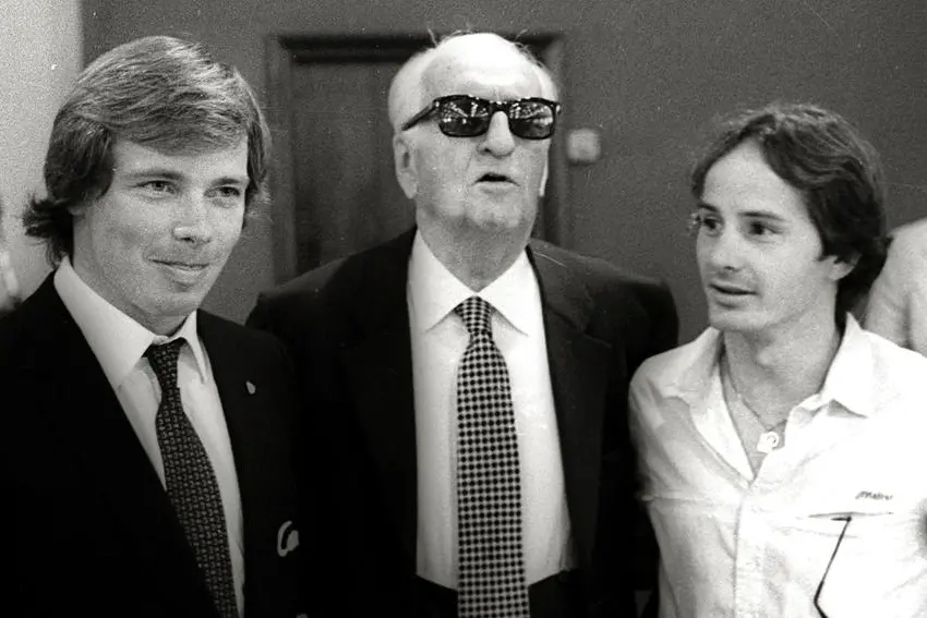 Enzo Ferrari insieme ai piloti Jacques Villeneuve e Didier Pironi in una foto d\\'archivio dei primi anni Ottanta. Ansa , ANSA