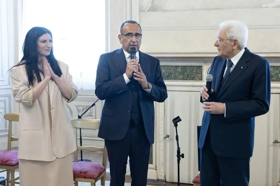 Il Presidente della Repubblica, Sergio Mattarella, durante l\\'incontro con i partecipanti della 76^ edizione del Festival di Sanremo, accompagnati dal conduttore e Direttore artistico, Carlo Conti, e dalla co-conduttrice Laura Pausini , ANSA