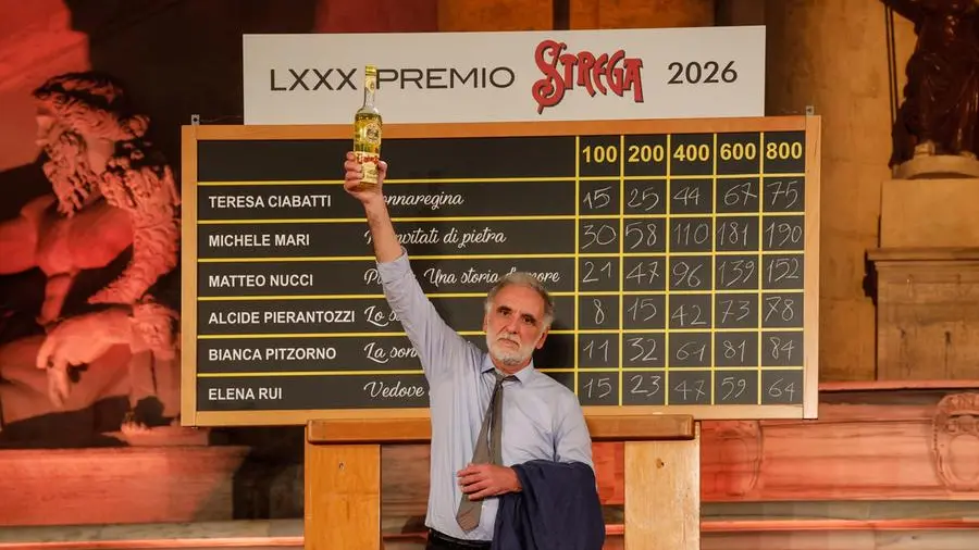 Premio Strega, vince la commedia nera di Michele Mari (nonostante le polemiche)