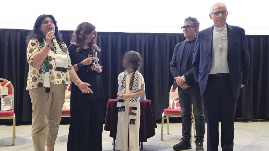 Salma, compagna di scuola di Hind Rajab, consegna a Kaouther Ben Hania il Premio Pellegrini di Pace
