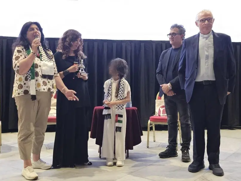 Salma, compagna di scuola di Hind Rajab, consegna a Kaouther Ben Hania il Premio Pellegrini di Pace