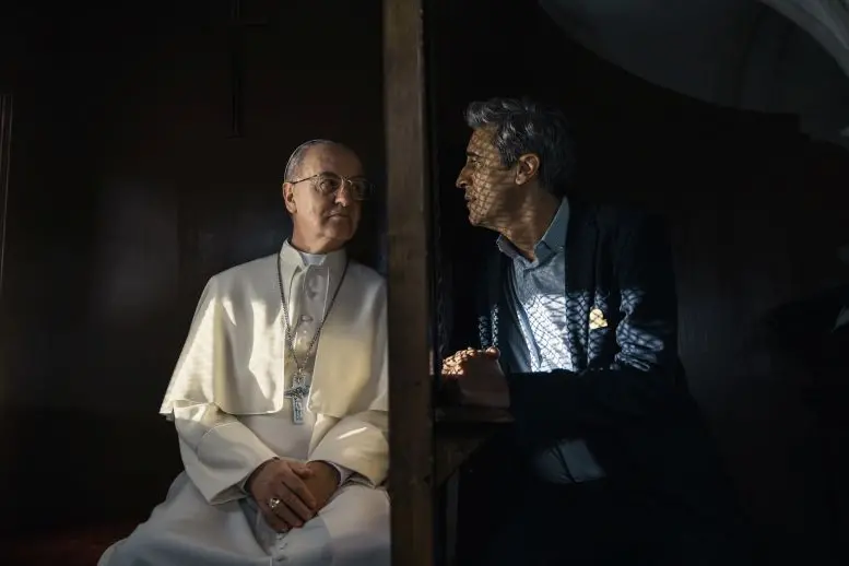 Una scena del film \"...che Dio perdona a tutti\" con Pif, nei panni di Arturo, e Carlos Hip\\u00F2lito nei panni di papa Francesco