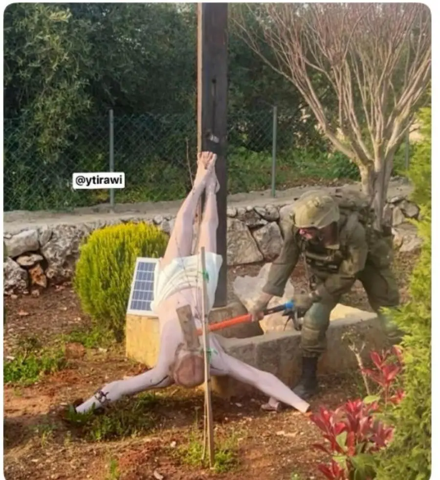 Un soldato israeliano usa una mazza per colpire la testa di una statua di Gesù crocifisso caduta da una croce: l'immagine, circolata sui social media, è stata dichiarata autentica dall'esercito israeliano. I media arabi hanno riferito che la statua si trovava nel villaggio cristiano di Debl, nel sud del Libano, vicino al confine con Israele