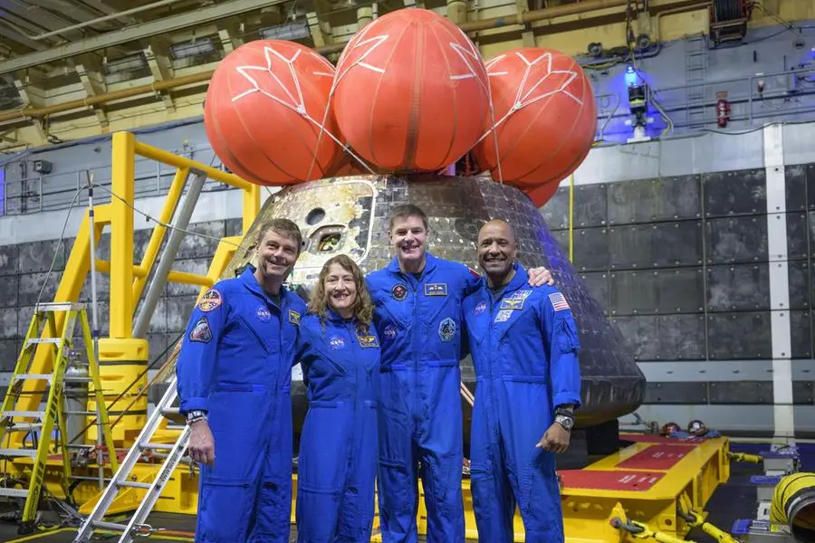 Gli astronauti della NASA Reid Wiseman (a sinistra) e Christina Koch, quello della Canadian Space Agency Jeremy Hansen e quello della NASA Victor Glover (a destra) posano per una foto di gruppo al termine della missione Artemis II