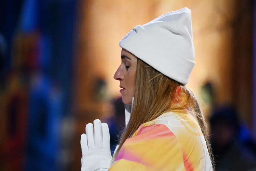 Sofia Goggia in attesa di ricevere da Gustav Thoeni la fiaccola per l\\'accensione del braciere a Cortina. , REUTERS