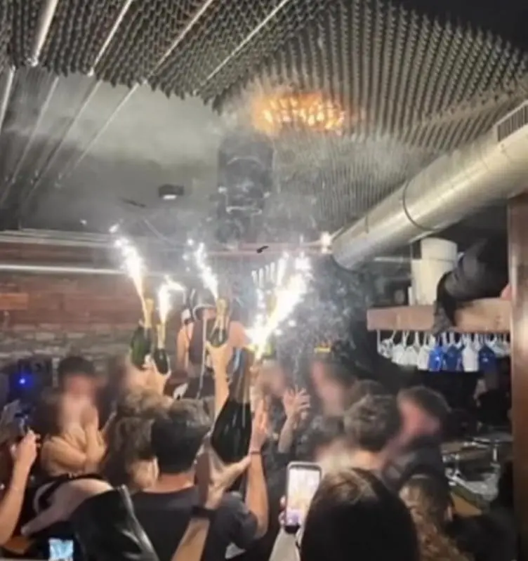 Crans-Montana, fiamme e gente in fuga dopo l' esplosione mortale durante la festa di capodanno. Questa e' una foto privata pubblicata sui social network o su media televisivi fornita da questa Agenzia. L'Agenzia non rivendica alcuna proprietaÕ, incluso ma non limitato al copyright o alla licenza del materiale allegato. Le tariffe addebitate da questa Agenzia sono solo per i servizi dell'Agenzia e non trasmettono, ne' intendono trasmettere all'utente, alcuna proprietaÕ di copyright o licenza sul materiale. Con la pubblicazione di questo materiale l'utente accetta espressamente di indennizzare e tenere indenne l'Agenzia e i suoi amministratori, azionisti e dipendenti da qualsiasi perdita, reclamo, danno, richiesta, spesa (comprese le spese legali), o qualsiasi causa di azione o accusa nei confronti dell'Agenzia derivante da o connessa in qualsiasi modo alla pubblicazione del materiale.
