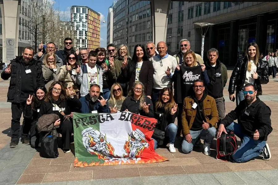 Una delegazione della Feste Biker di Cologno al Serio davanti alla sede del Parlamento Europeo di Bruxelles