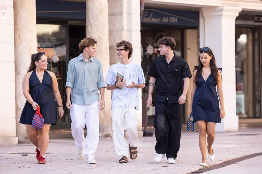 A passeggio con i suoi amici.