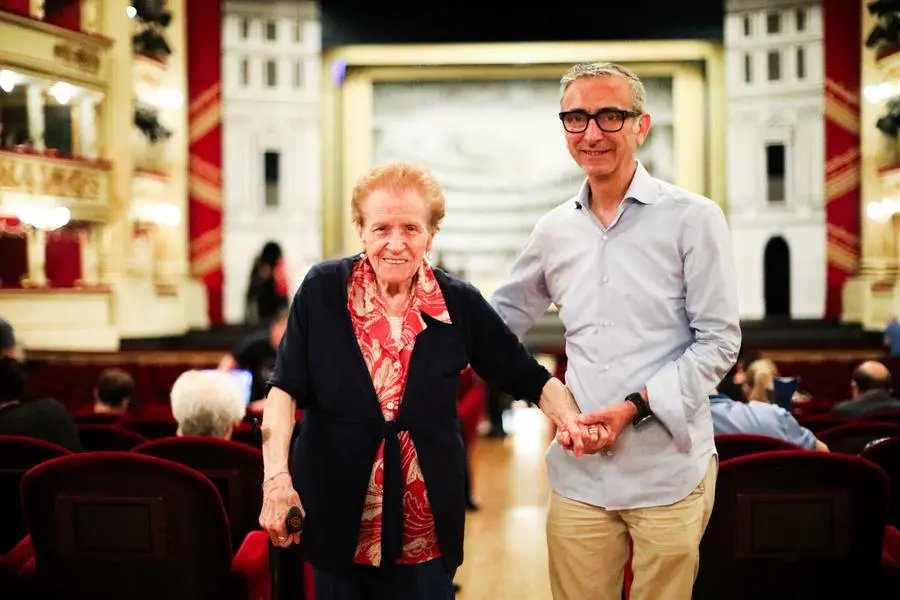 Un volontario accompagna una signora senior a teatro. , GIORGIO FAVINI