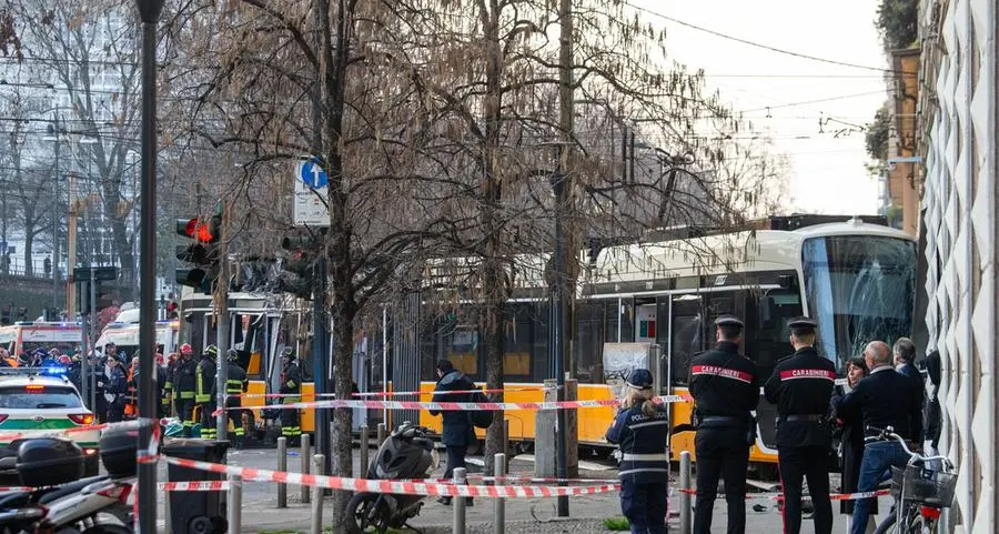 Milano, tram deraglia a Porta Venezia: il malore del conducente e il “giallo” sui dispositivi di sicurezza