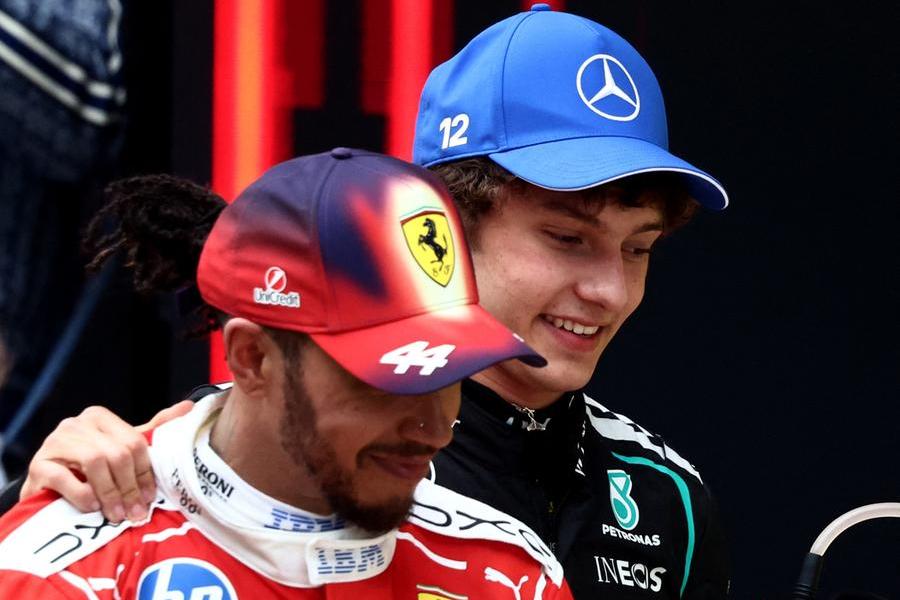 Kimi Antonelli and Lewis Hamilton, the embrace of crossed destinies Kimi Antonelli and Lewis Hamilton, the embrace of crossed destinies