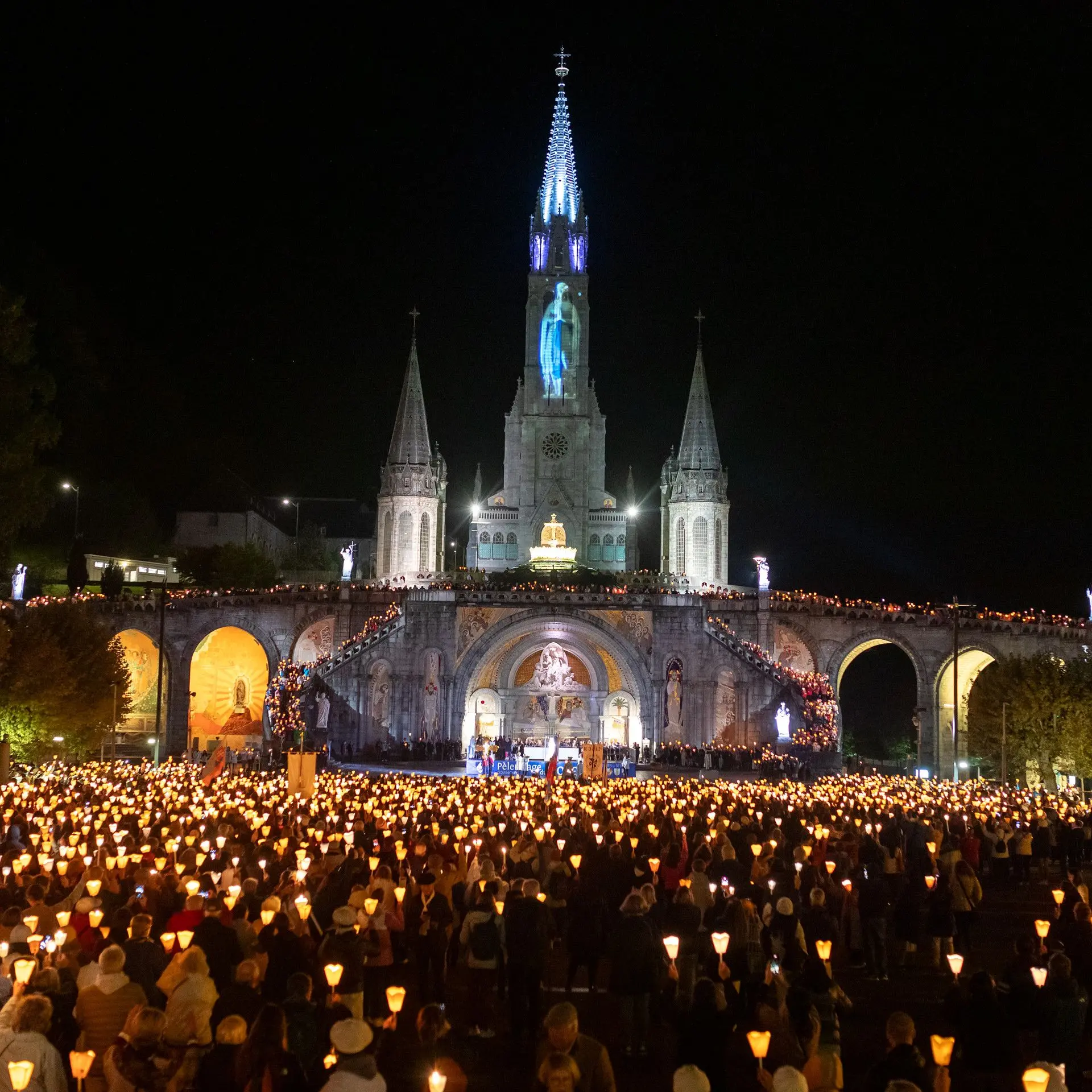 ore 21 - Diretta streaming, il Papa a Lourdes recita il Rosario a cui segue la processione aux flambeaux