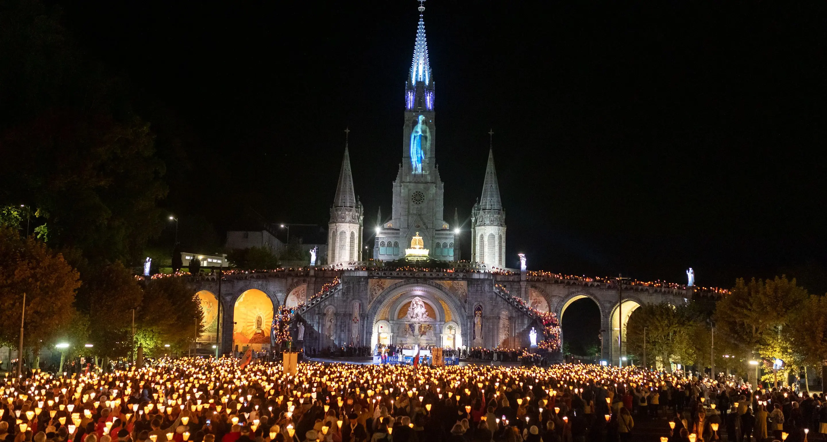 ore 21 - Diretta streaming, il Papa a Lourdes recita il Rosario a cui segue la processione aux flambeaux