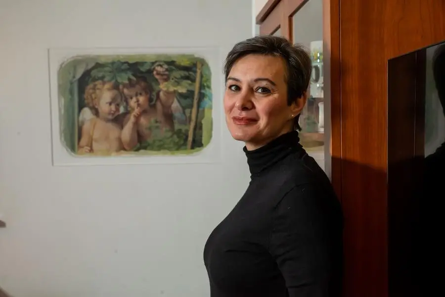 Anna Porchetti, 54 anni, nella sua casa di Milano. Ha da poco pubblicato un libro intitolato Il cristiano \\u00E8 un lavoro dura ma qualcuno lo deve pur fare (Edizioni San Paolo). , stefano g. pavesi