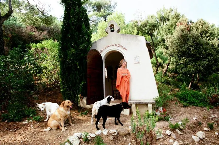 Brigitte Bardot, scomparsa il 28 dicembre all\\'et\\u00E0 di 91 anni, davanti alla cappella che si era fatta costruire nella sua tenuta in Costa Azzurra, intitolandola a Notre Dame de Garrigue