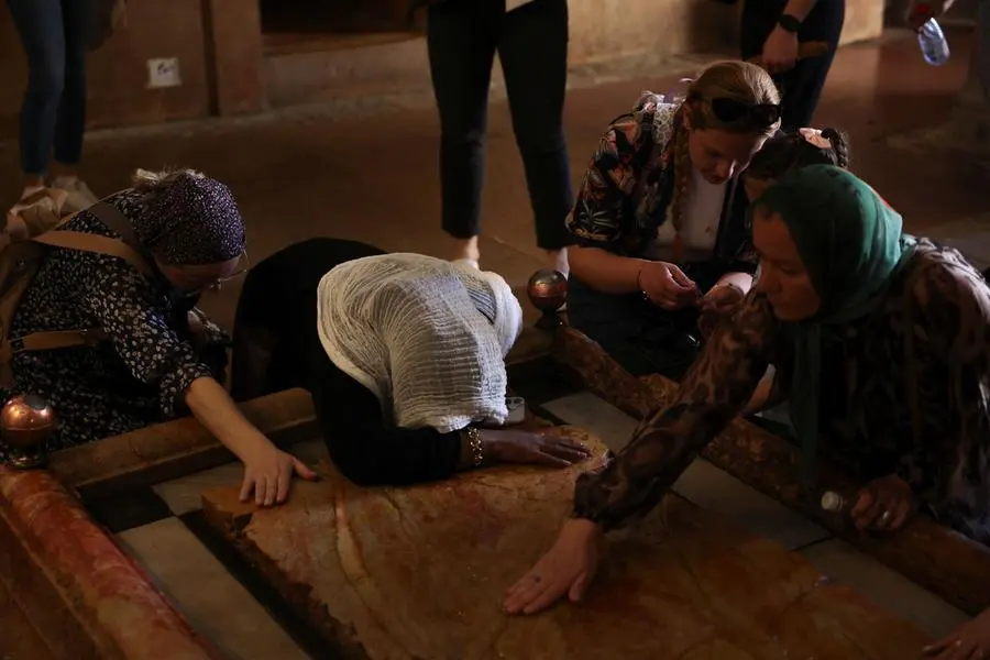 Alcune pellegrine pregano sulla Pietra dell’Unzione nella Basilica del Santo Sepolcro di Gerusalemme