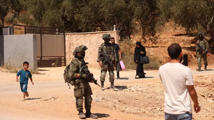 «Avete mezz’ora per uscire»: così a Qusra in Cisgiordania le case palestinesi diventano terra di conquista di coloni israeliani
