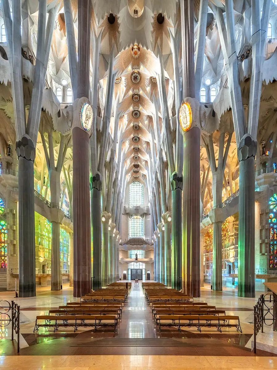 L'interno della basilica con le 36 imponenti colonne ad albero in porfido, granito e basalto.