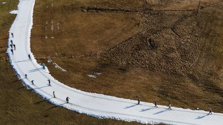 Addio settimana bianca? Il report Nevediversa svela il disastro silenzioso delle nostre montagne