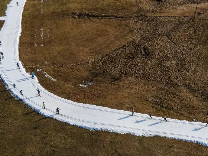 Addio settimana bianca? Il report Nevediversa svela il disastro silenzioso delle nostre montagne