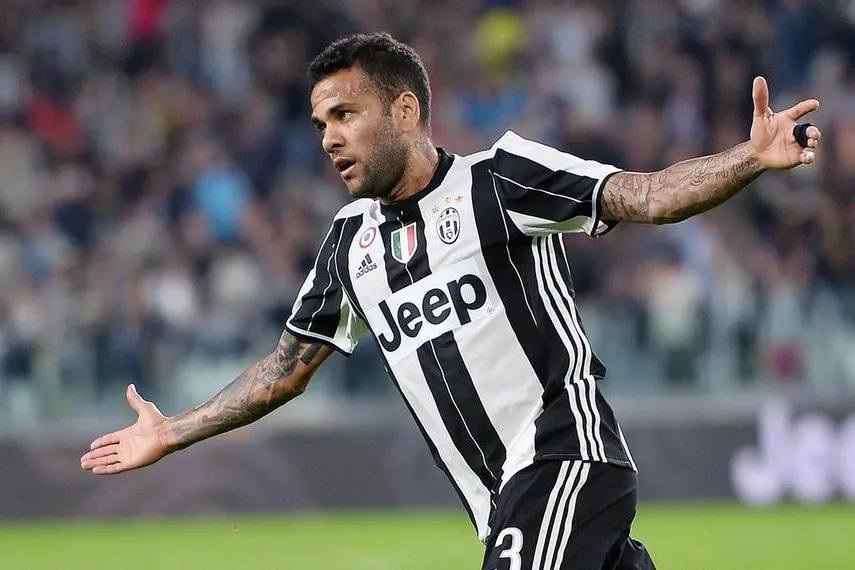 Juventus's Dani Alves jubilates after scoring a goal during the Serie A soccer match Juventus-Cagliari at juventus Stadium in Turin, Italy, 21 September 2016. ANSA/ALESSANDRO DI MARCO