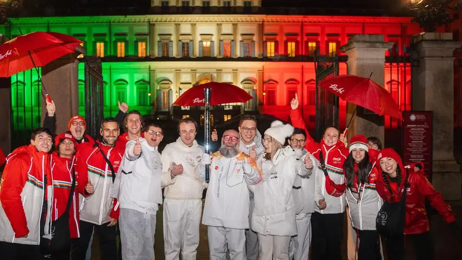 Da PizzAut alla Croce Rossa a Banco Alimentare, i tedofori della solidarietà che accendono speranza e inclusione