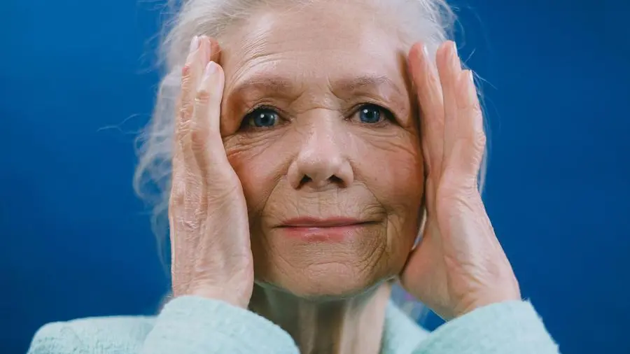 Io, caregiver della “generazione sandwich”: «Devo accudire i genitori anziani, ho l’età per essere nonna»